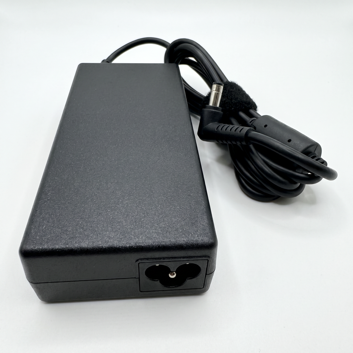 Cargador Delta 120W 6.15A – Pin 5.5×2.5 mm – vista lateral