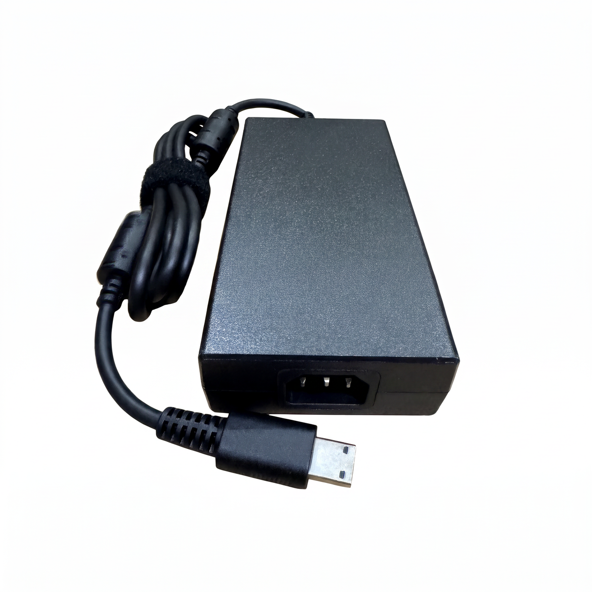 Cargador Chicony 240W 12A – USB – vista lateral