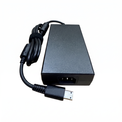 Cargador Chicony 240W 12A – USB – vista lateral