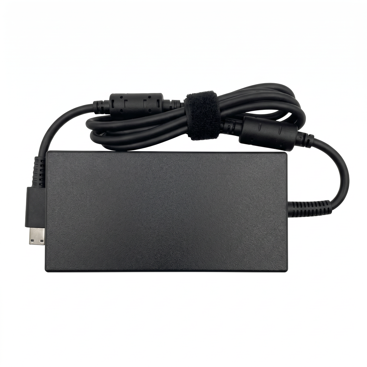 Cargador Chicony 240W 12A – USB – vista posterior
